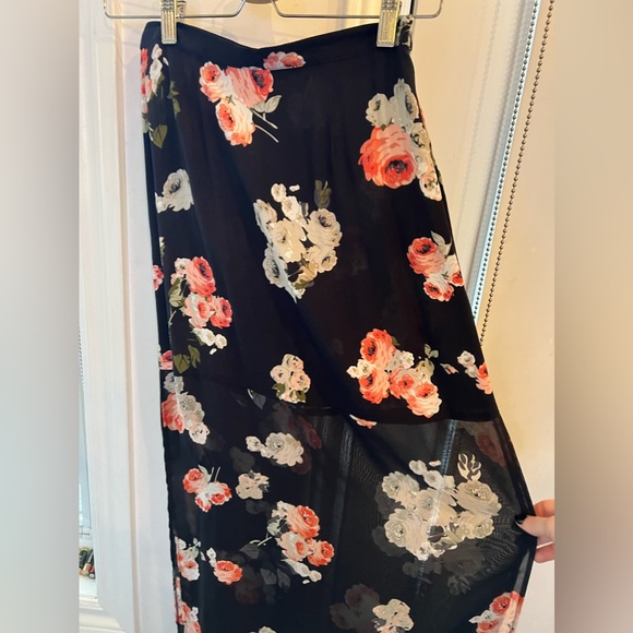 Gorgeous mink pink floral skirt with slit. See video. - Picture 3 of 7